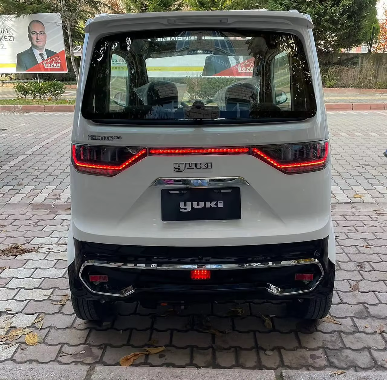 POUR VOUS! Voiture électrique Yuki Hector PRO 2.0, scooter électrique 4 roues pour adultes, véhicule à batterie pour trajets domicile-travail