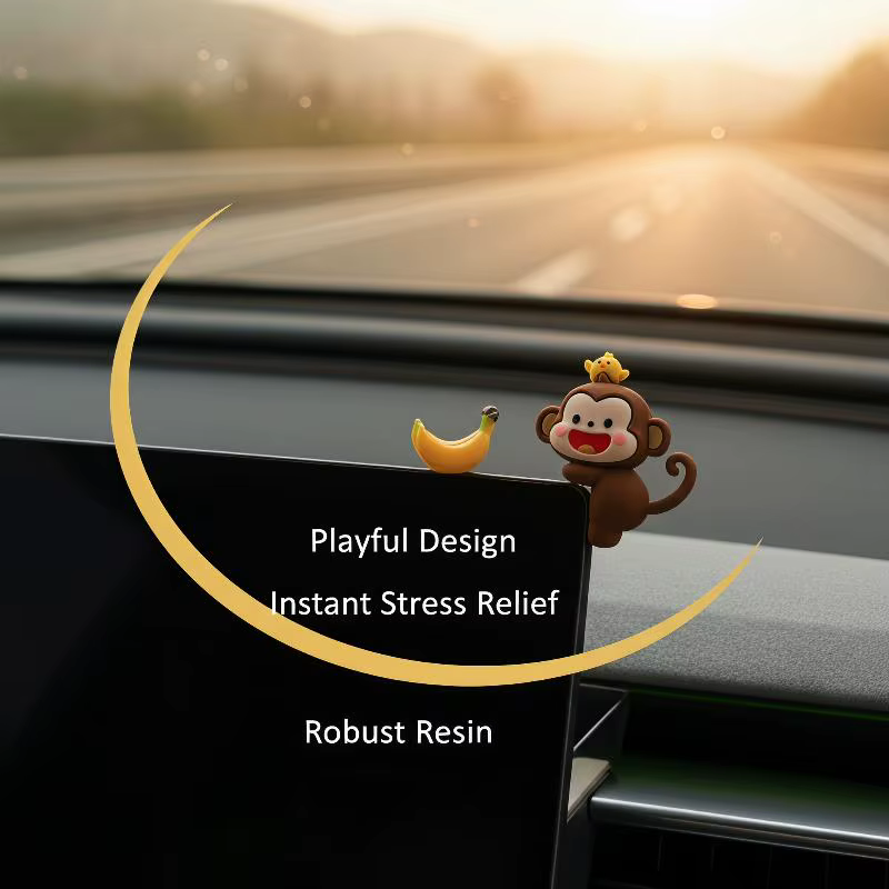 Ornement de voiture mini singe kawaii avec banane, décoration mignonne de dessin animé pour tableau de bord de voiture, idéal pour la maison, le bureau ou la table.