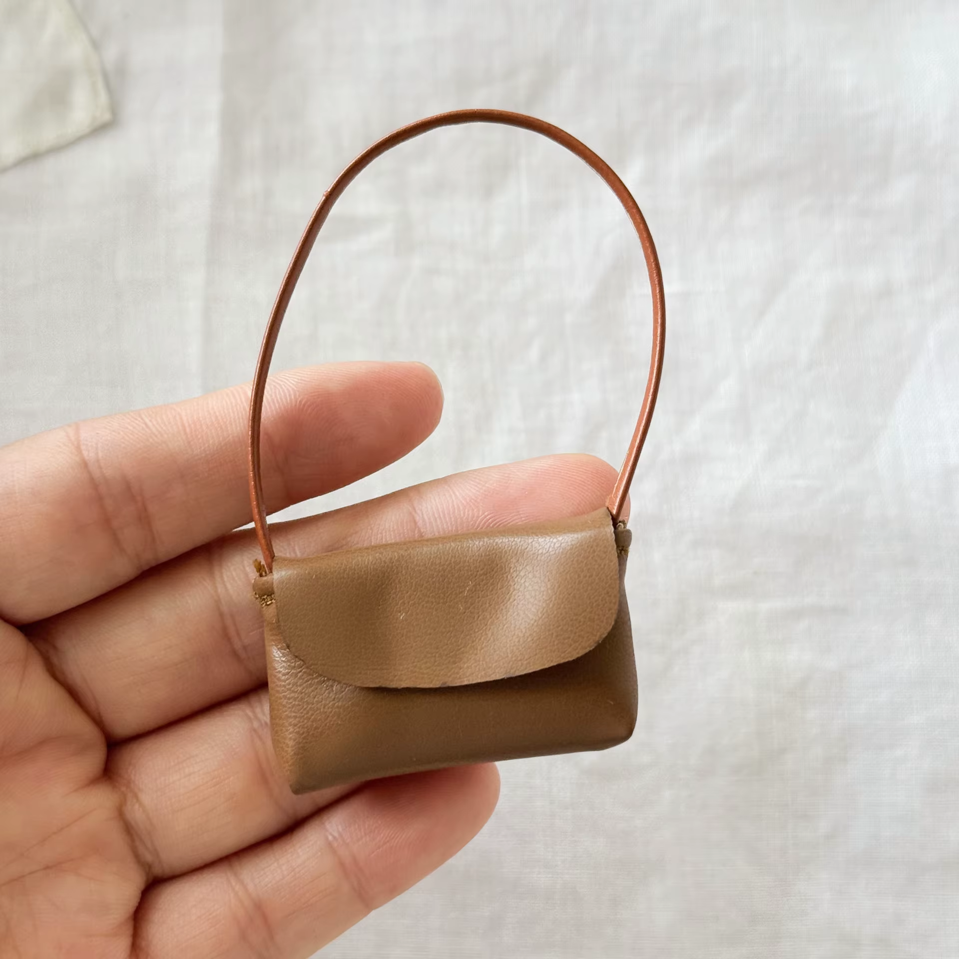 Mini sac à main de poupée en cuir exquis, sac à bandoulière adapté à une poupée de chat à longues jambes de 10-15cm et une décoration de vêtements de poupée BJD 1/8