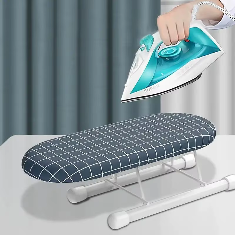 Planche à repasser portable mini de bureau avec pieds pliables antidérapants, tapis résistant à la chaleur pour la couture, le quilting et les travaux manuels