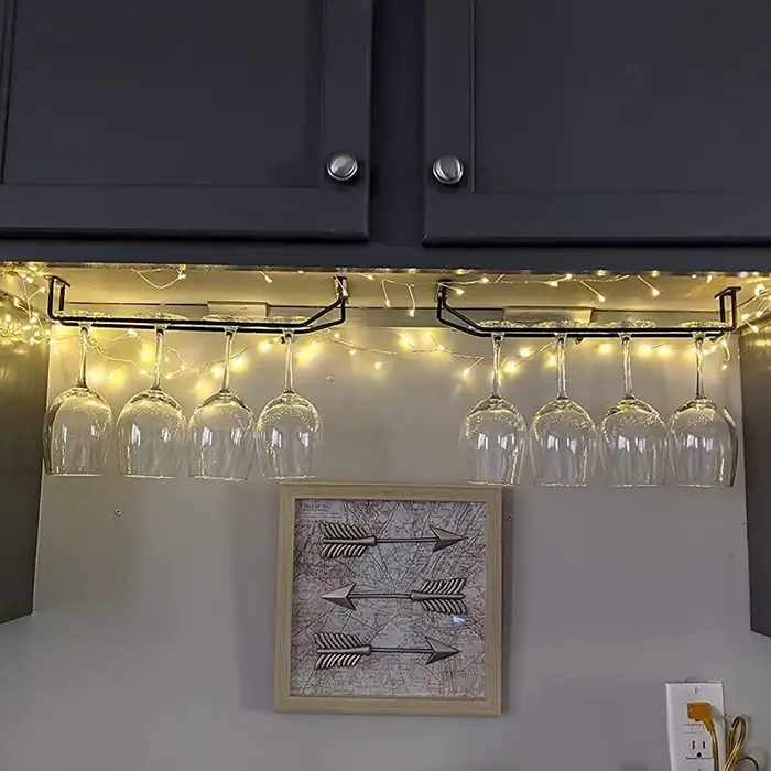 Support à verres à vin sous armoire