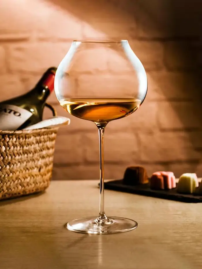 Verre à vin blanc foncé