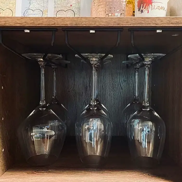 Support à verres à vin sous armoire