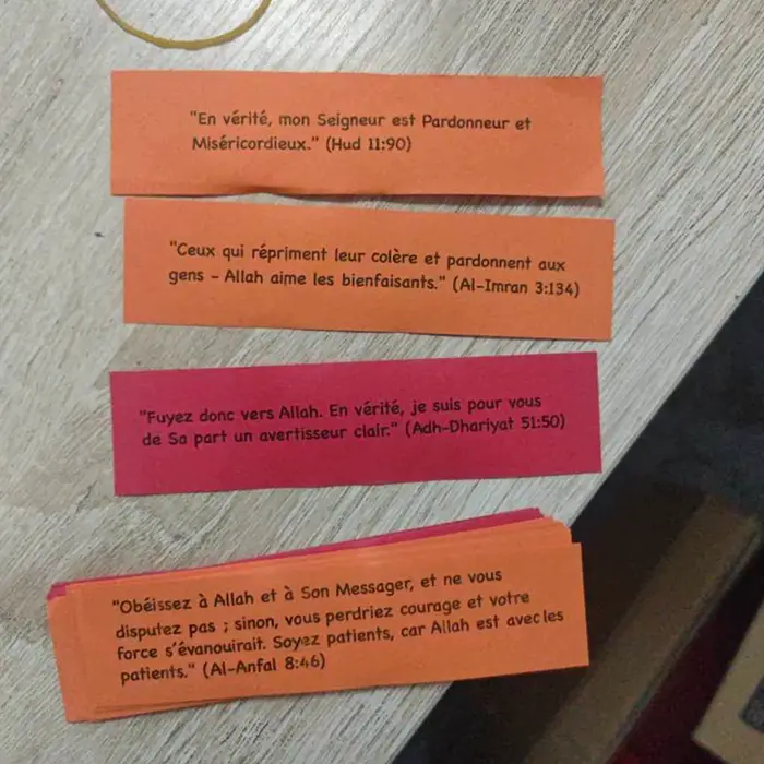 Bouteille en verre avec versets spirituels