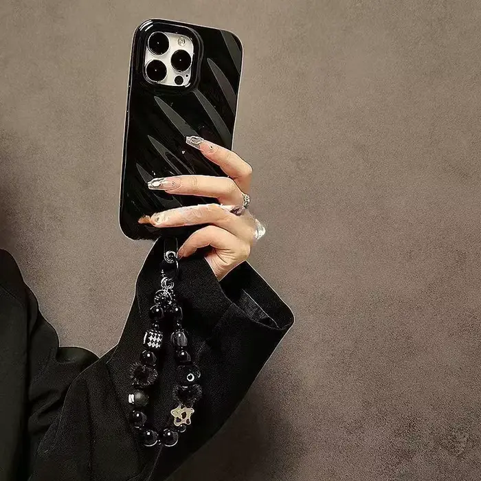 Dragonne de téléphone portable de luxe noire en fourrure avec chaîne perlée